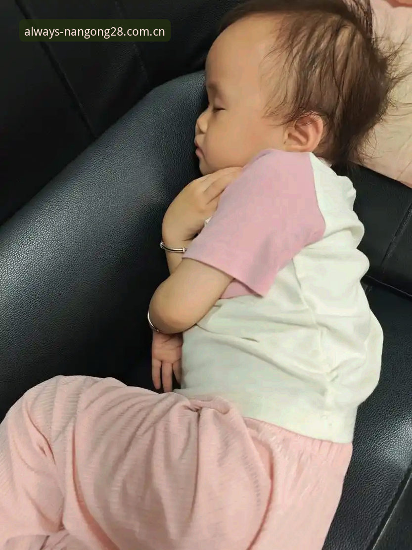 周四晚上十一点，我躺在沙发上刷手机，想找一场中甲比赛的实时数据。换了三个APP，一个卡在广告页，一个把比分藏在三级菜单里，还有一个推送的“推荐”全是上星期的事。这场景太熟悉了——国内赛事数据直播的工具不少，但真正能“常驻”下来、让你愿意留在那一页的，少之又少。直到我装了南宫28平台主打的那款产品，才理解“常驻的那一页”这个说法到底什么意思。